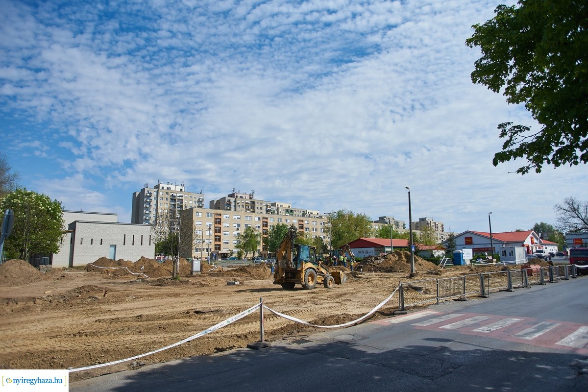 Helyszíni szemle a Család utcai körforgalmak építésénél