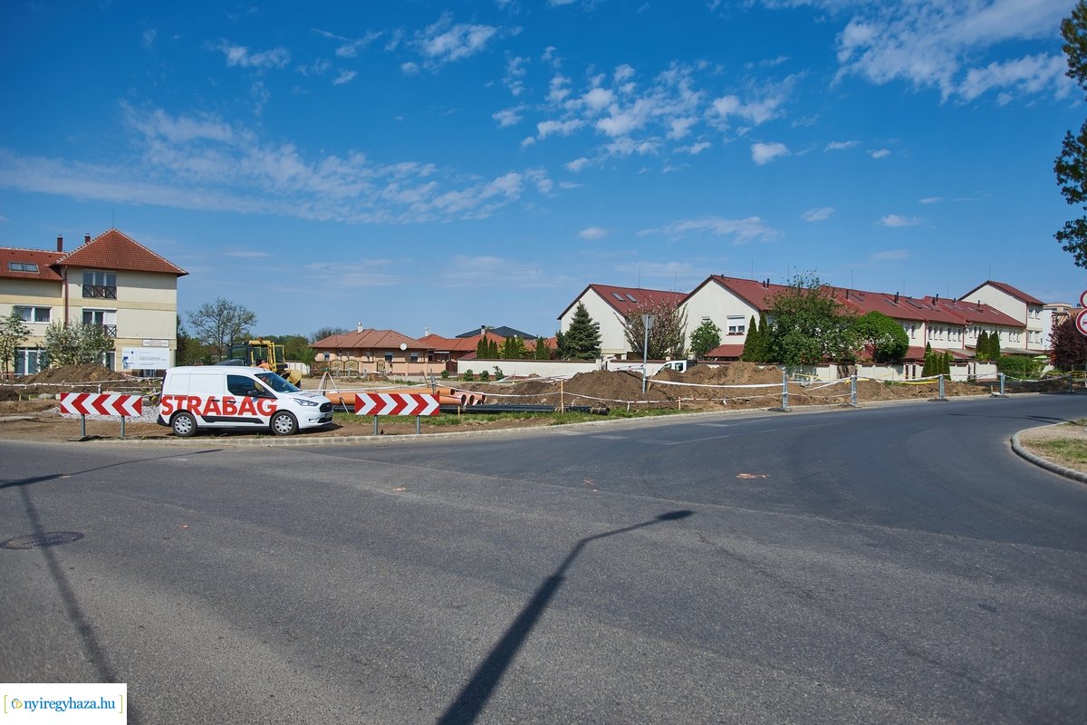 Helyszíni szemle a Család utcai körforgalmak építésénél