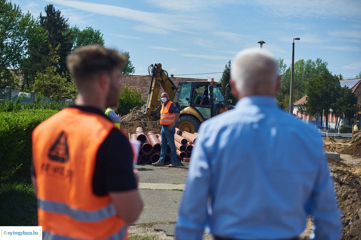 Helyszíni szemle a Család utcai körforgalmak építésénél