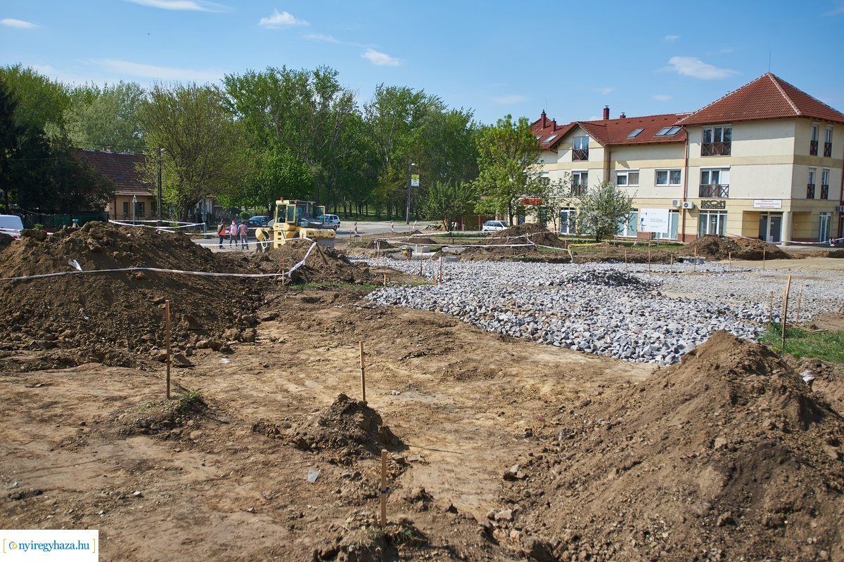 Helyszíni szemle a Család utcai körforgalmak építésénél