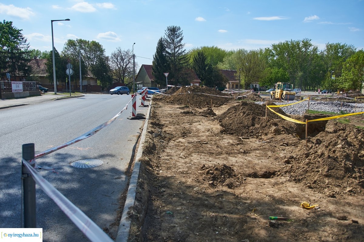 Helyszíni szemle a Család utcai körforgalmak építésénél