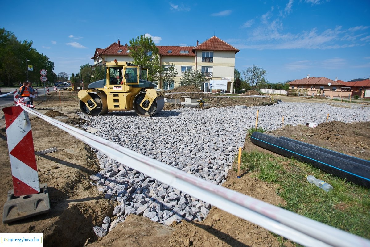 Helyszíni szemle a Család utcai körforgalmak építésénél
