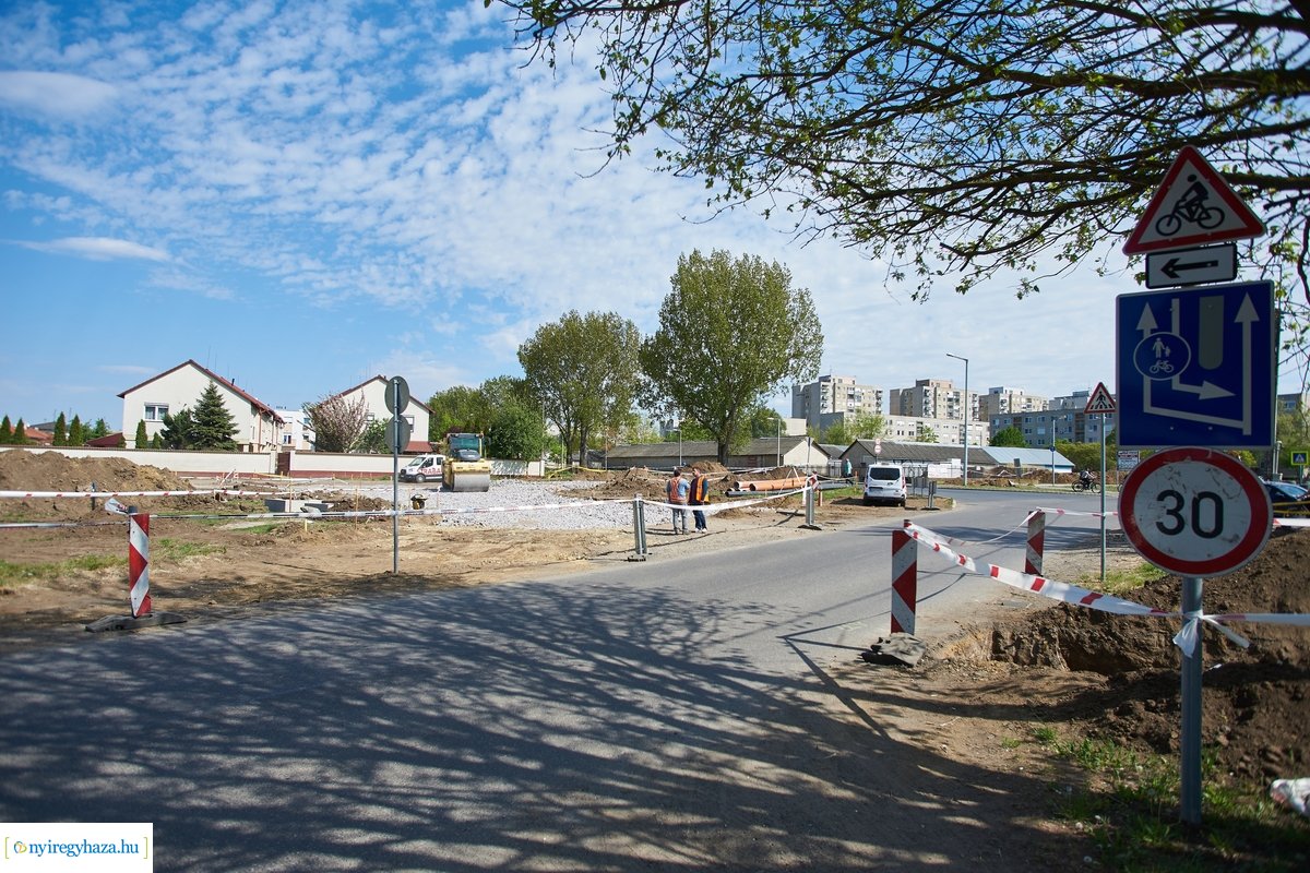 Helyszíni szemle a Család utcai körforgalmak építésénél