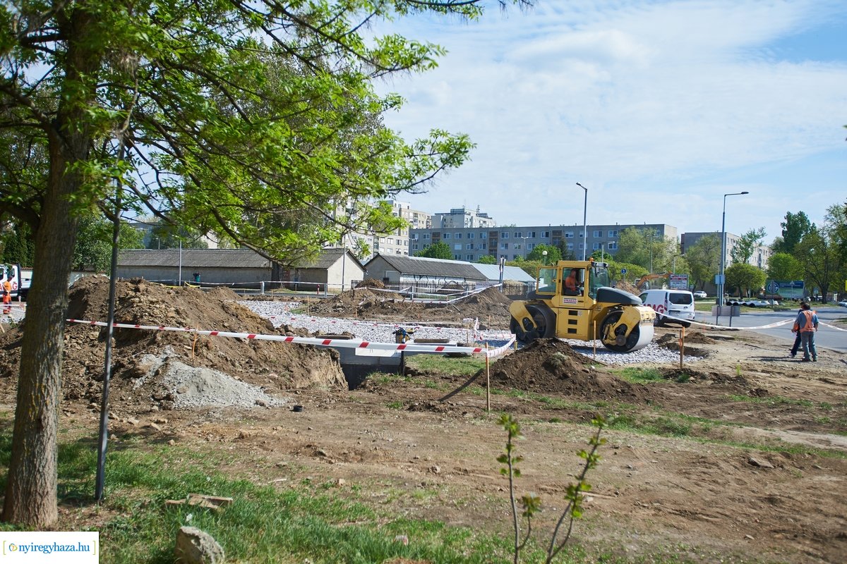 Helyszíni szemle a Család utcai körforgalmak építésénél