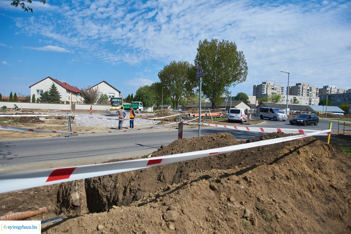 Helyszíni szemle a Család utcai körforgalmak építésénél