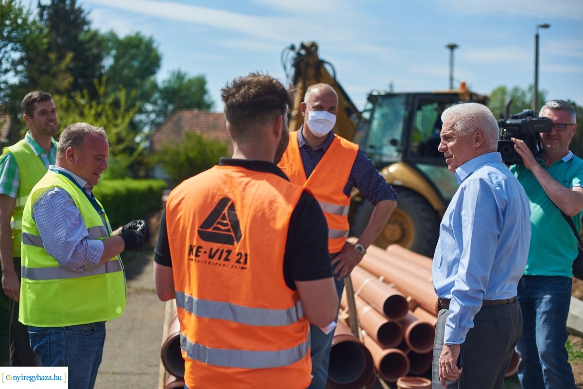Helyszíni szemle a Család utcai körforgalmak építésénél