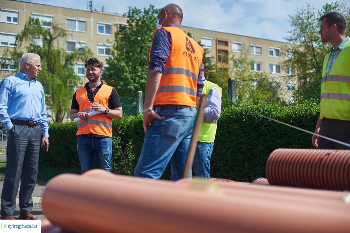 Helyszíni szemle a Család utcai körforgalmak építésénél