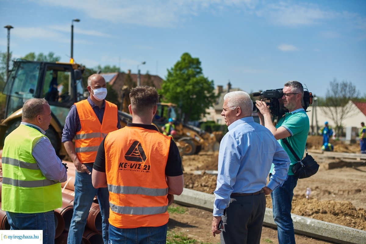 Helyszíni szemle a Család utcai körforgalmak építésénél