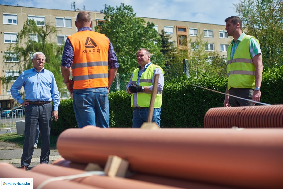 Helyszíni szemle a Család utcai körforgalmak építésénél