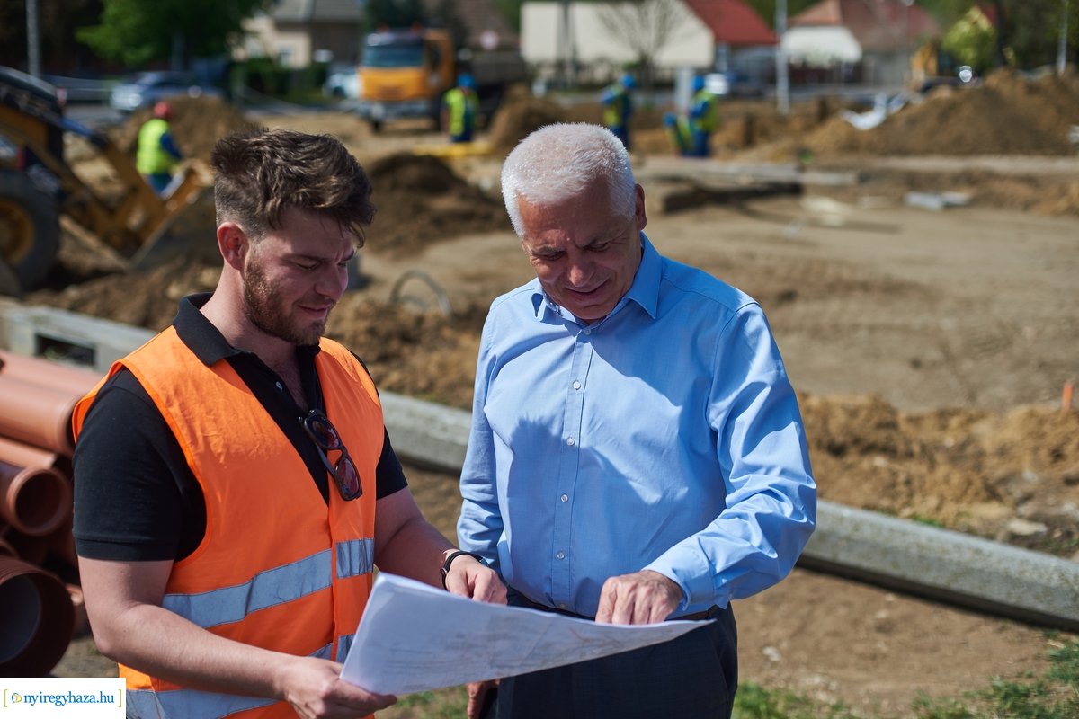 Helyszíni szemle a Család utcai körforgalmak építésénél