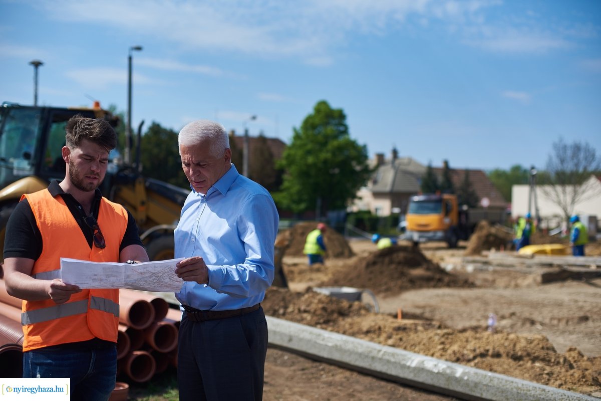 Helyszíni szemle a Család utcai körforgalmak építésénél