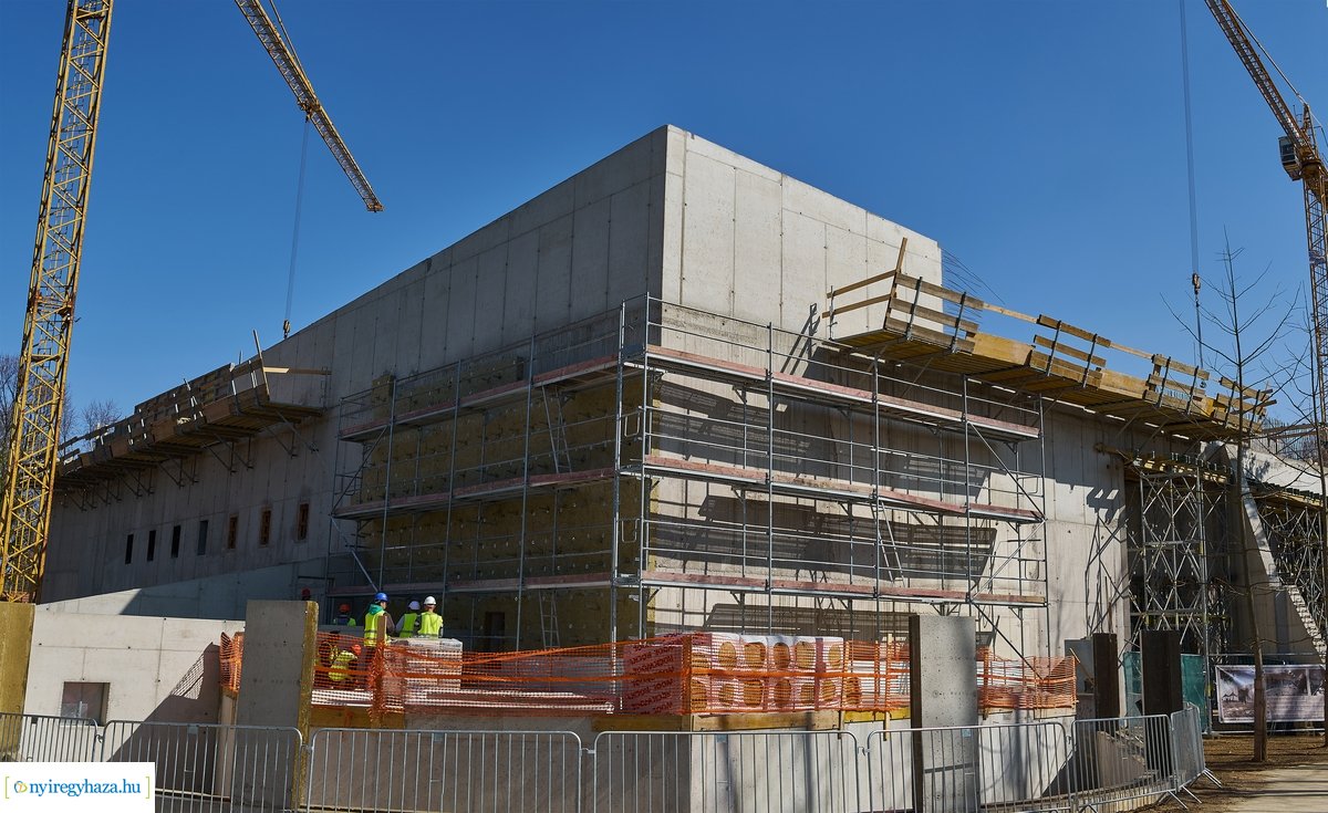 Helyszíni szemle a Jégkorszak munkálatainál