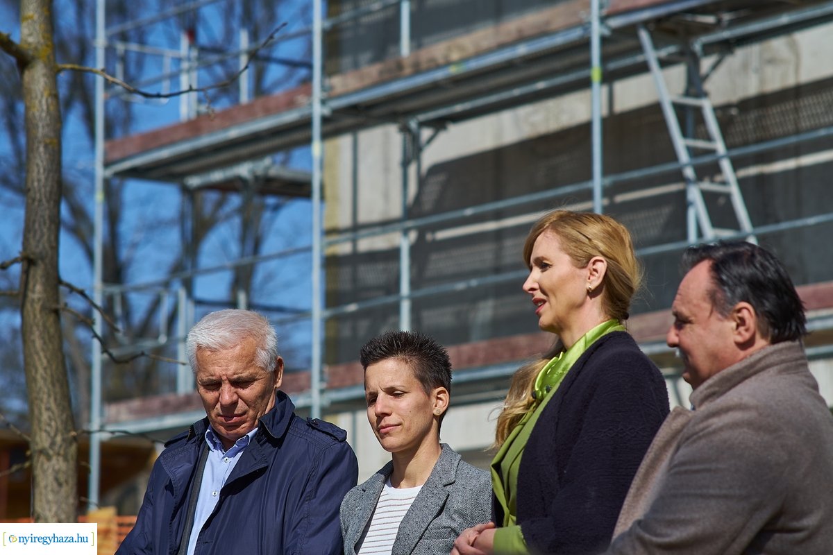 Helyszíni szemle a Jégkorszak munkálatainál