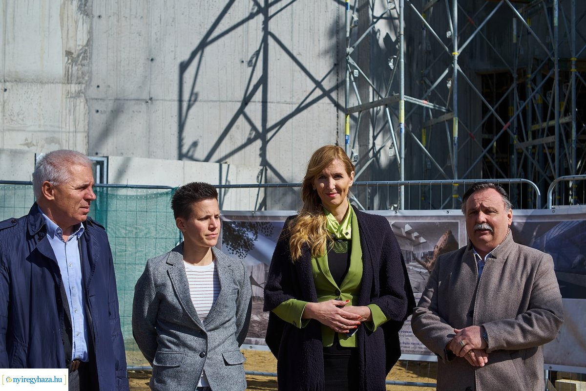 Helyszíni szemle a Jégkorszak munkálatainál