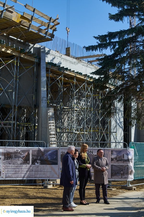 Helyszíni szemle a Jégkorszak munkálatainál