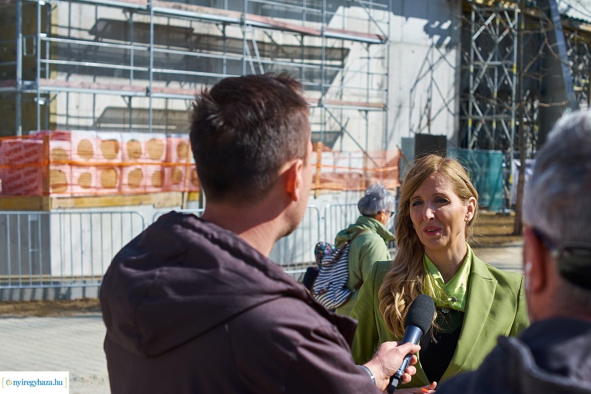 Helyszíni szemle a Jégkorszak munkálatainál