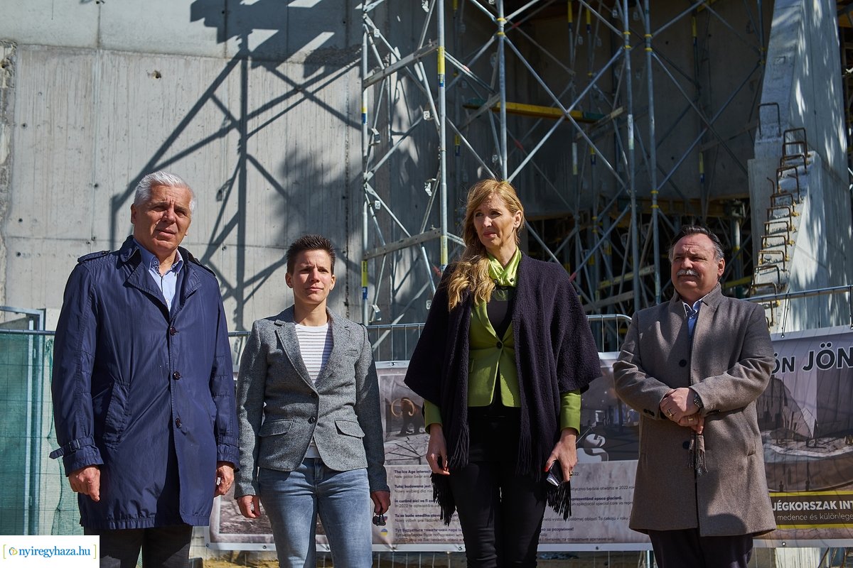 Helyszíni szemle a Jégkorszak munkálatainál