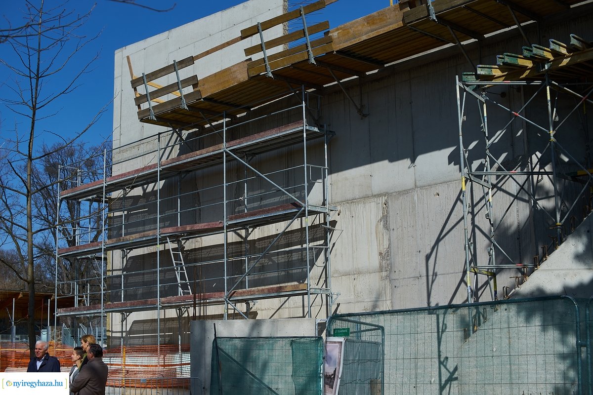 Helyszíni szemle a Jégkorszak munkálatainál