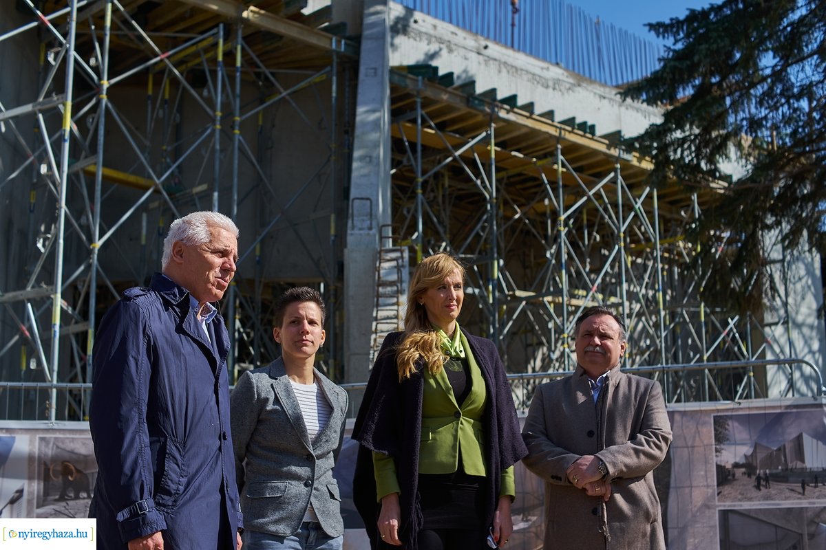 Helyszíni szemle a Jégkorszak munkálatainál