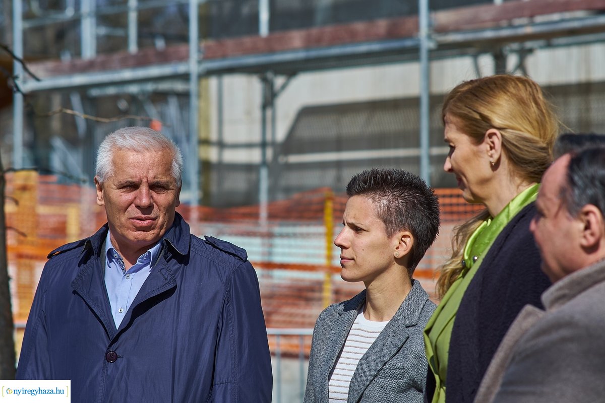 Helyszíni szemle a Jégkorszak munkálatainál