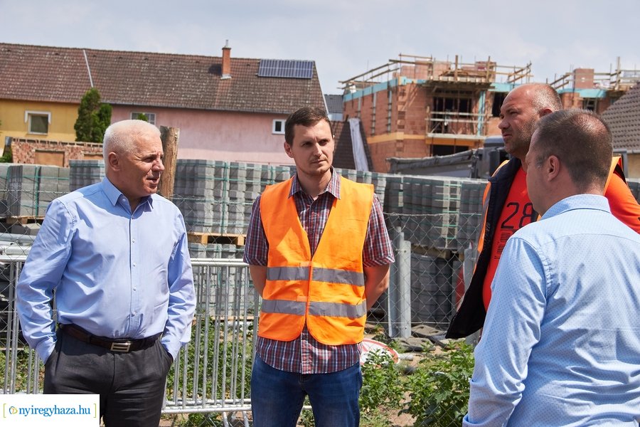 Helyszíni szemle a Szarvas utca felújításánál