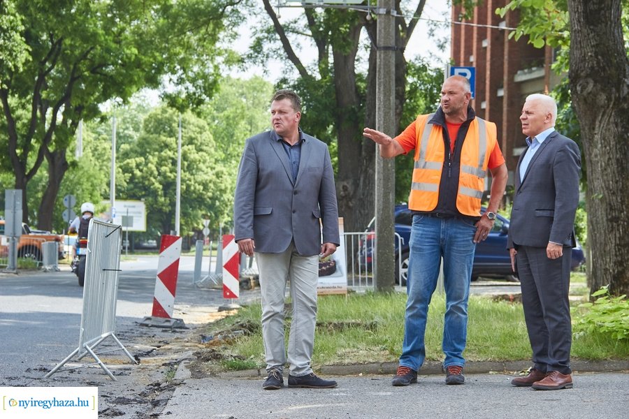 Helyszíni szemle a Szarvas utca felújításánál