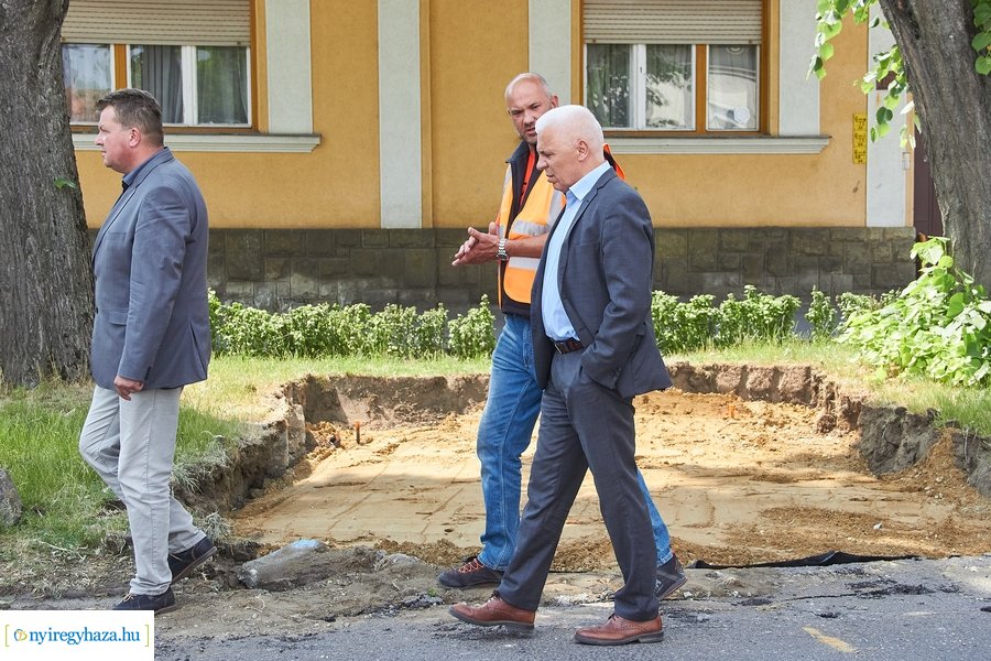 Helyszíni szemle a Szarvas utca felújításánál