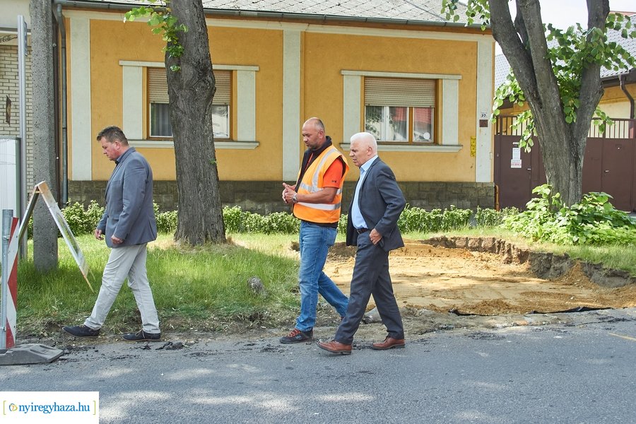 Helyszíni szemle a Szarvas utca felújításánál