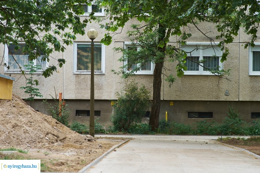 Helyszíni szemle az Eperjes utcai járda felújításnál