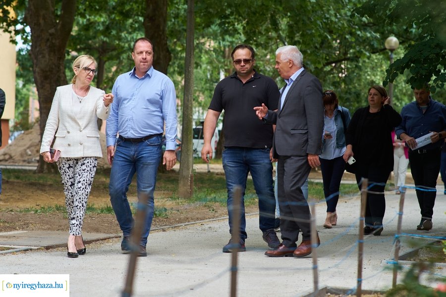 Helyszíni szemle az Eperjes utcai járda felújításnál