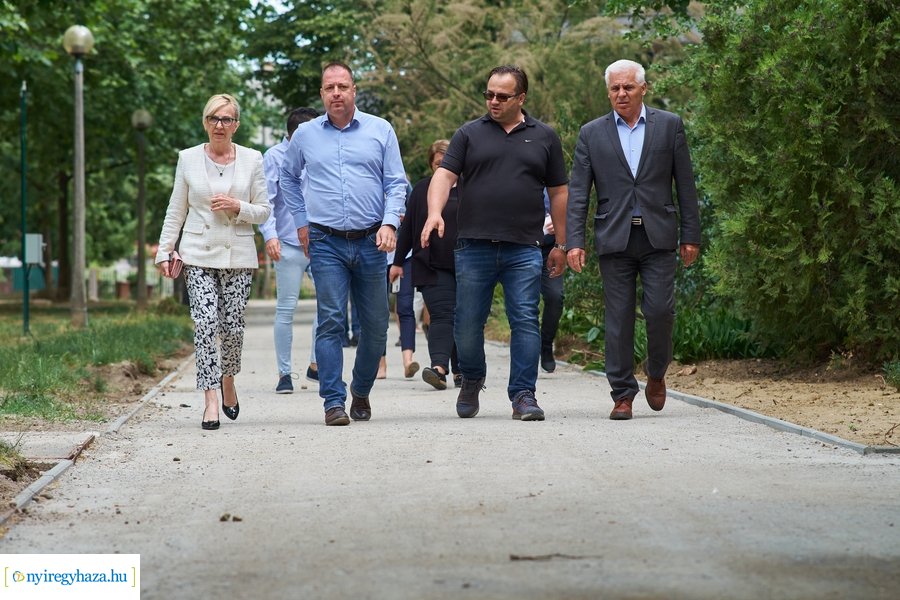 Helyszíni szemle az Eperjes utcai járda felújításnál