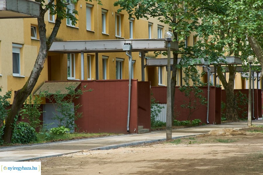 Helyszíni szemle az Eperjes utcai járda felújításnál