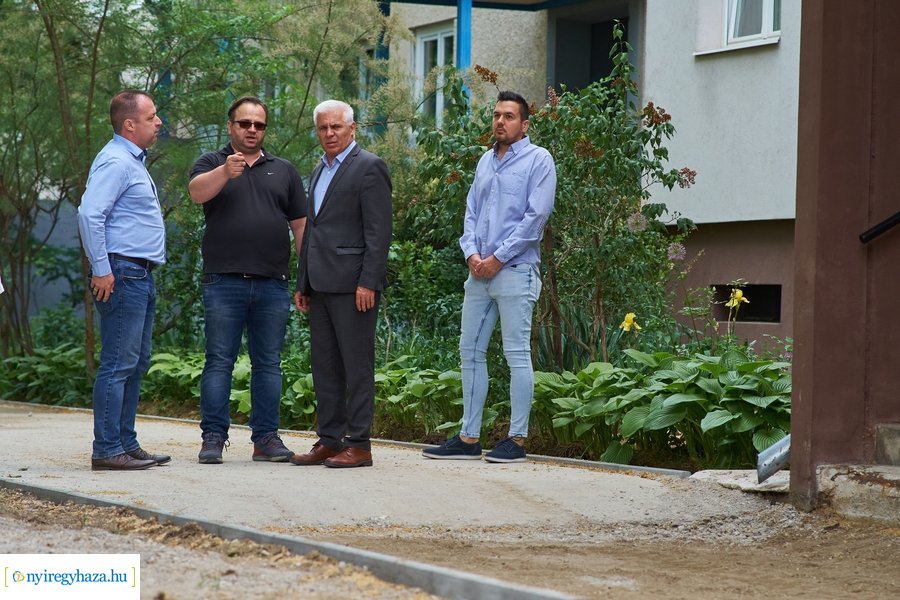 Helyszíni szemle az Eperjes utcai járda felújításnál