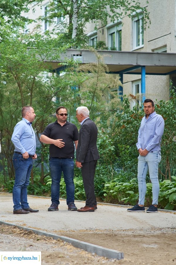 Helyszíni szemle az Eperjes utcai járda felújításnál