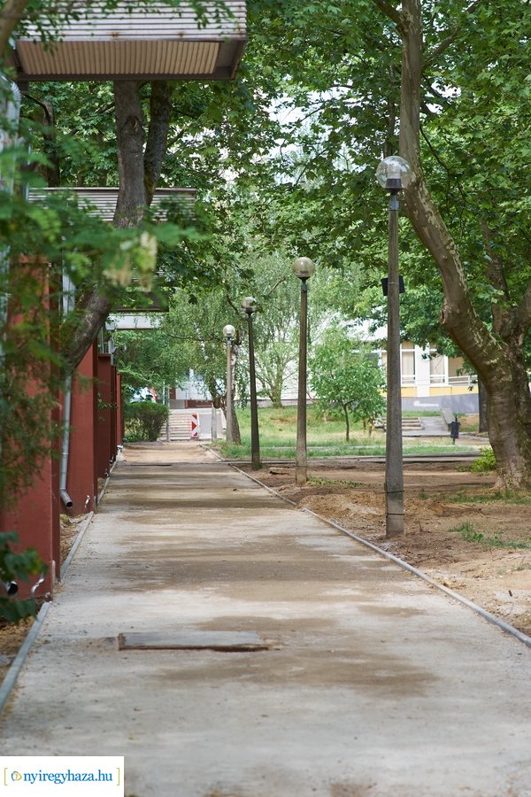 Helyszíni szemle az Eperjes utcai járda felújításnál