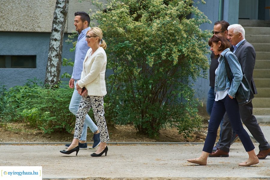 Helyszíni szemle az Eperjes utcai járda felújításnál