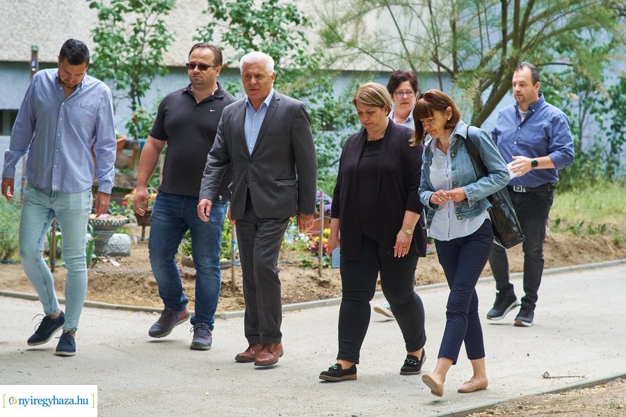 Helyszíni szemle az Eperjes utcai járda felújításnál