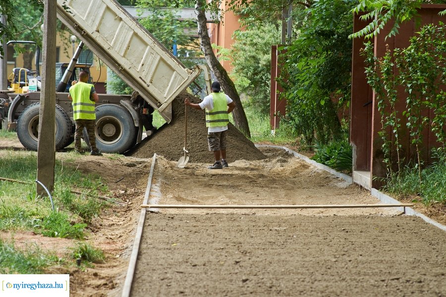 Helyszíni szemle az Eperjes utcai járda felújításnál