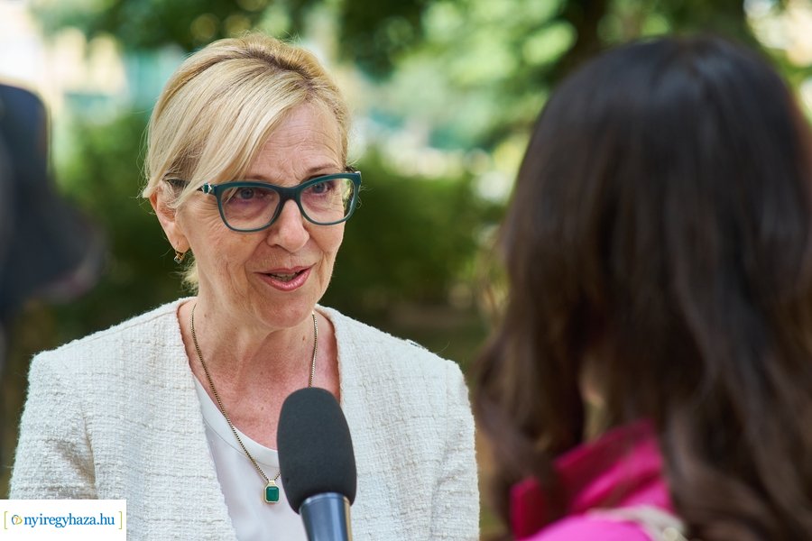 Helyszíni szemle az Eperjes utcai járda felújításnál