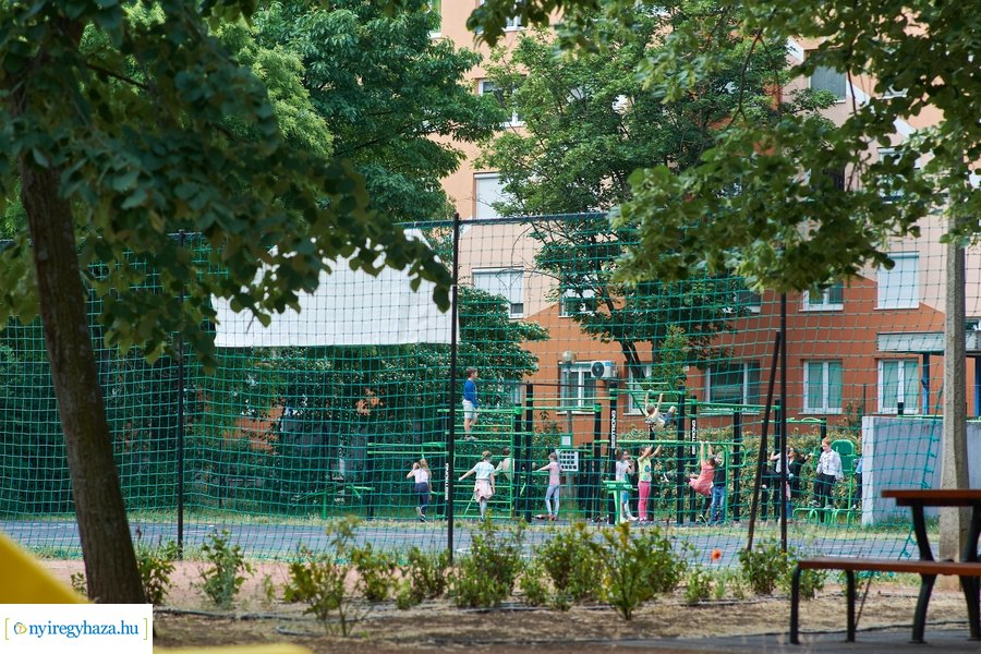 Helyszíni szemle az Eperjes utcai járda felújításnál