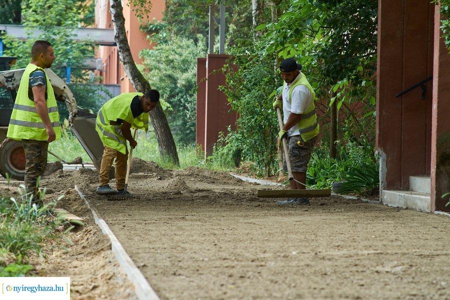 Helyszíni szemle az Eperjes utcai járda felújításnál