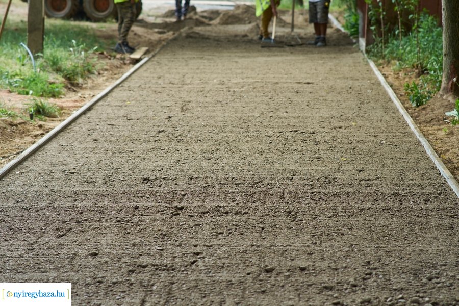 Helyszíni szemle az Eperjes utcai járda felújításnál