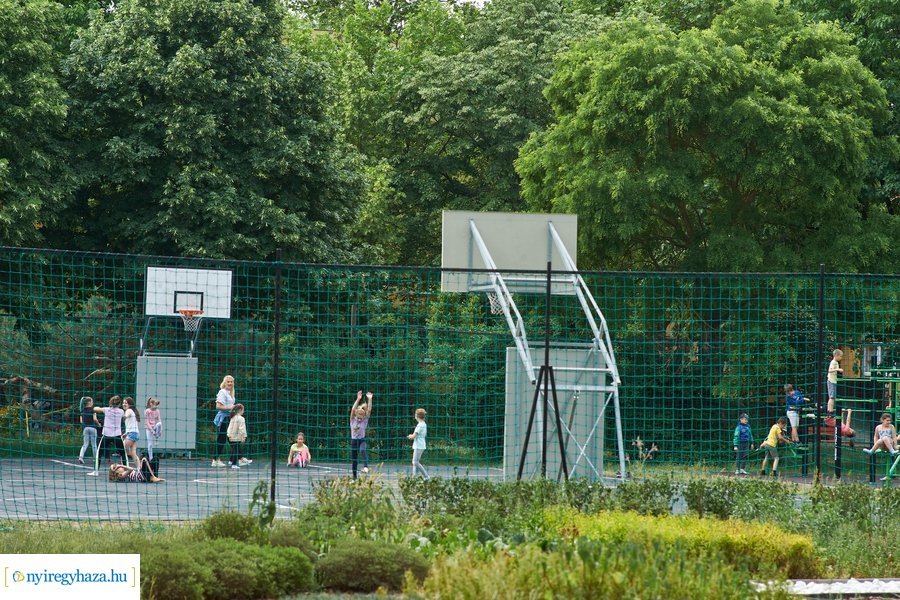 Helyszíni szemle az Eperjes utcai járda felújításnál