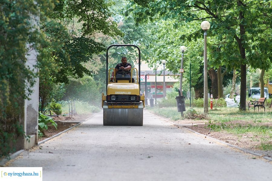 Helyszíni szemle az Eperjes utcai járda felújításnál