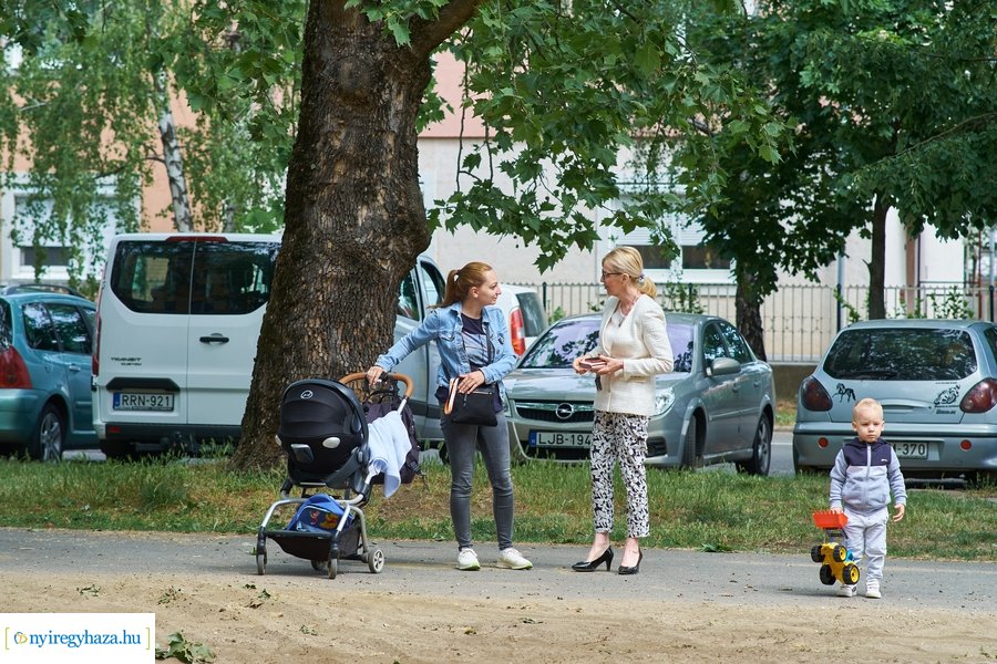 Helyszíni szemle az Eperjes utcai járda felújításnál