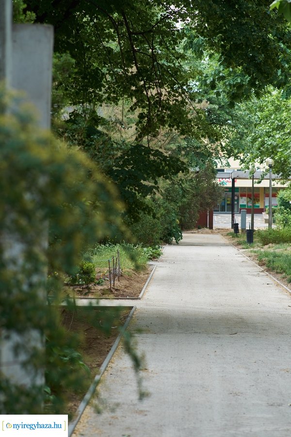 Helyszíni szemle az Eperjes utcai járda felújításnál