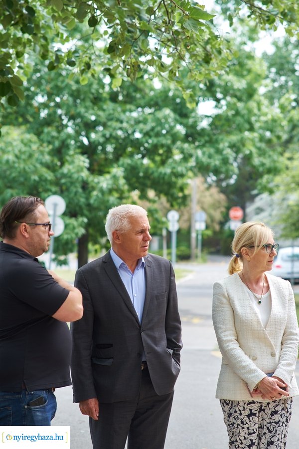 Helyszíni szemle az Eperjes utcai járda felújításnál