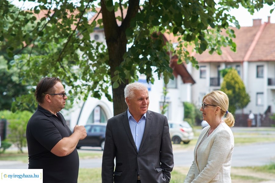 Helyszíni szemle az Eperjes utcai járda felújításnál