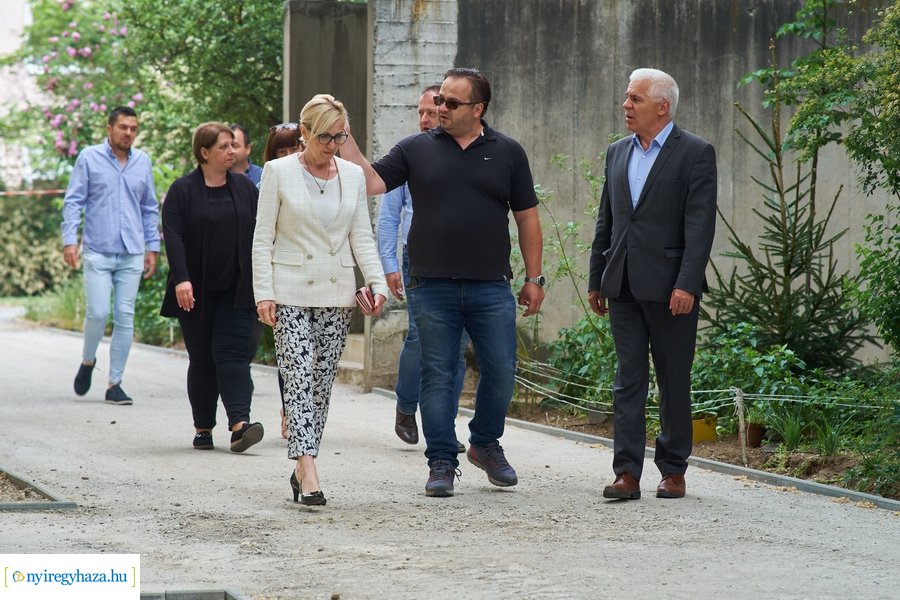 Helyszíni szemle az Eperjes utcai járda felújításnál