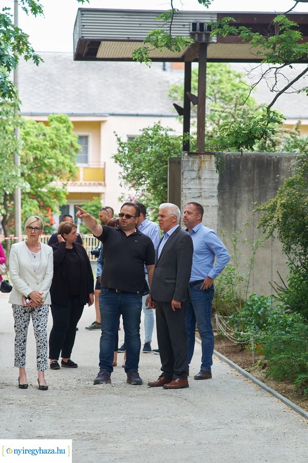 Helyszíni szemle az Eperjes utcai járda felújításnál